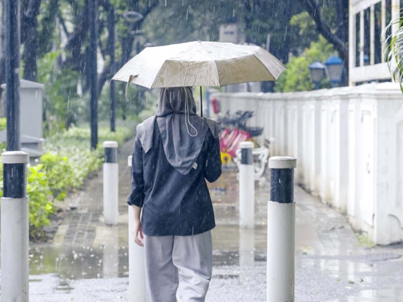 High rainfall has the potential to cause flooding. Entering the rainy season, here are the ways to prevent flooding that you need to know.